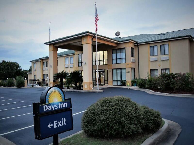 Days Inn By Wyndham Montgomery Exterior photo