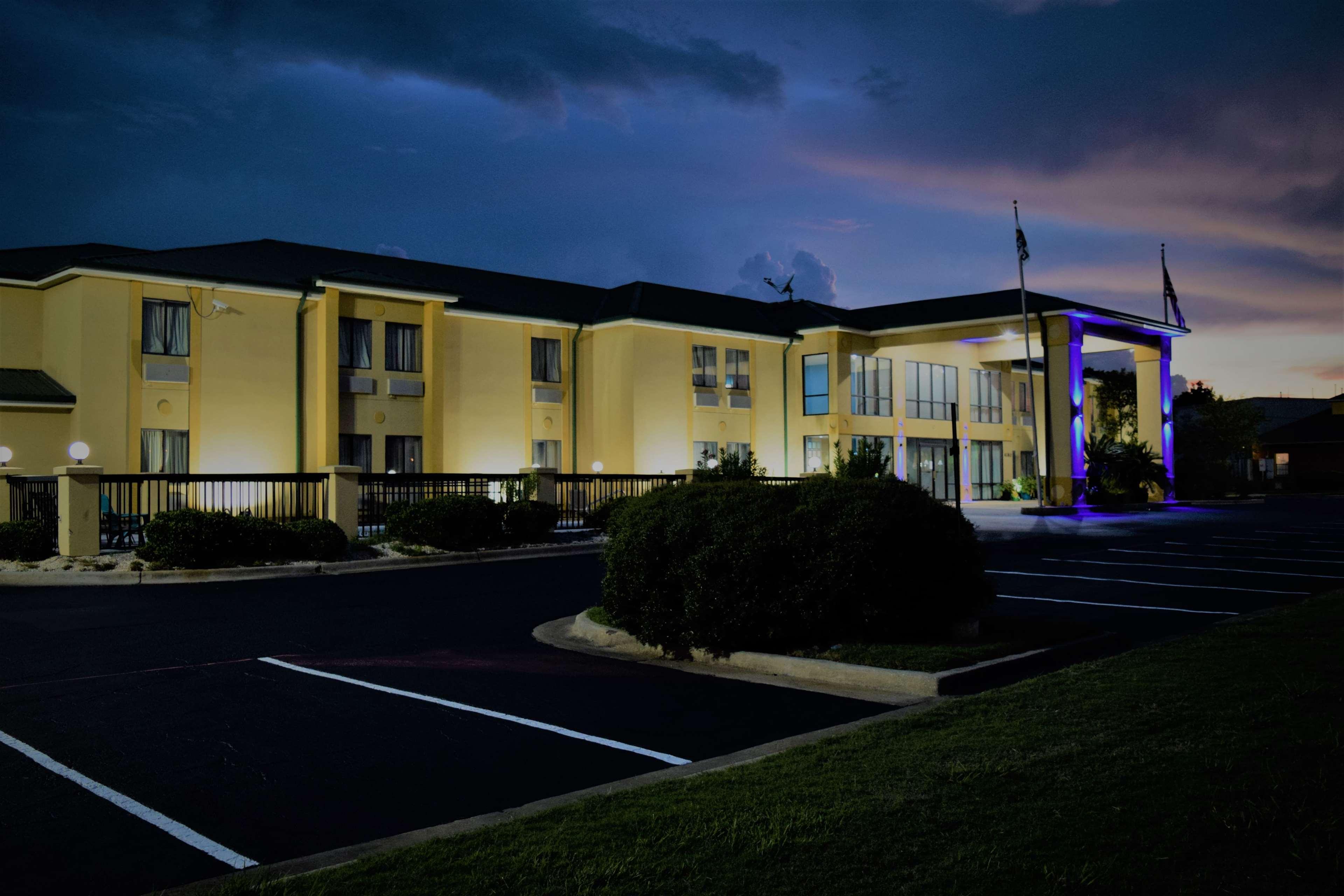 Days Inn By Wyndham Montgomery Exterior photo